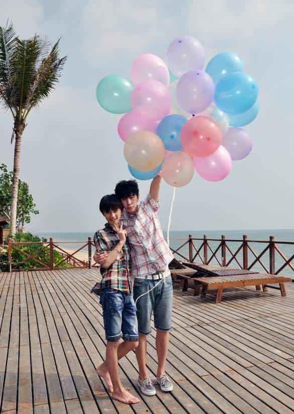 网红吵架吃瓜图片,吃瓜群众围观激烈争吵现场  第2张